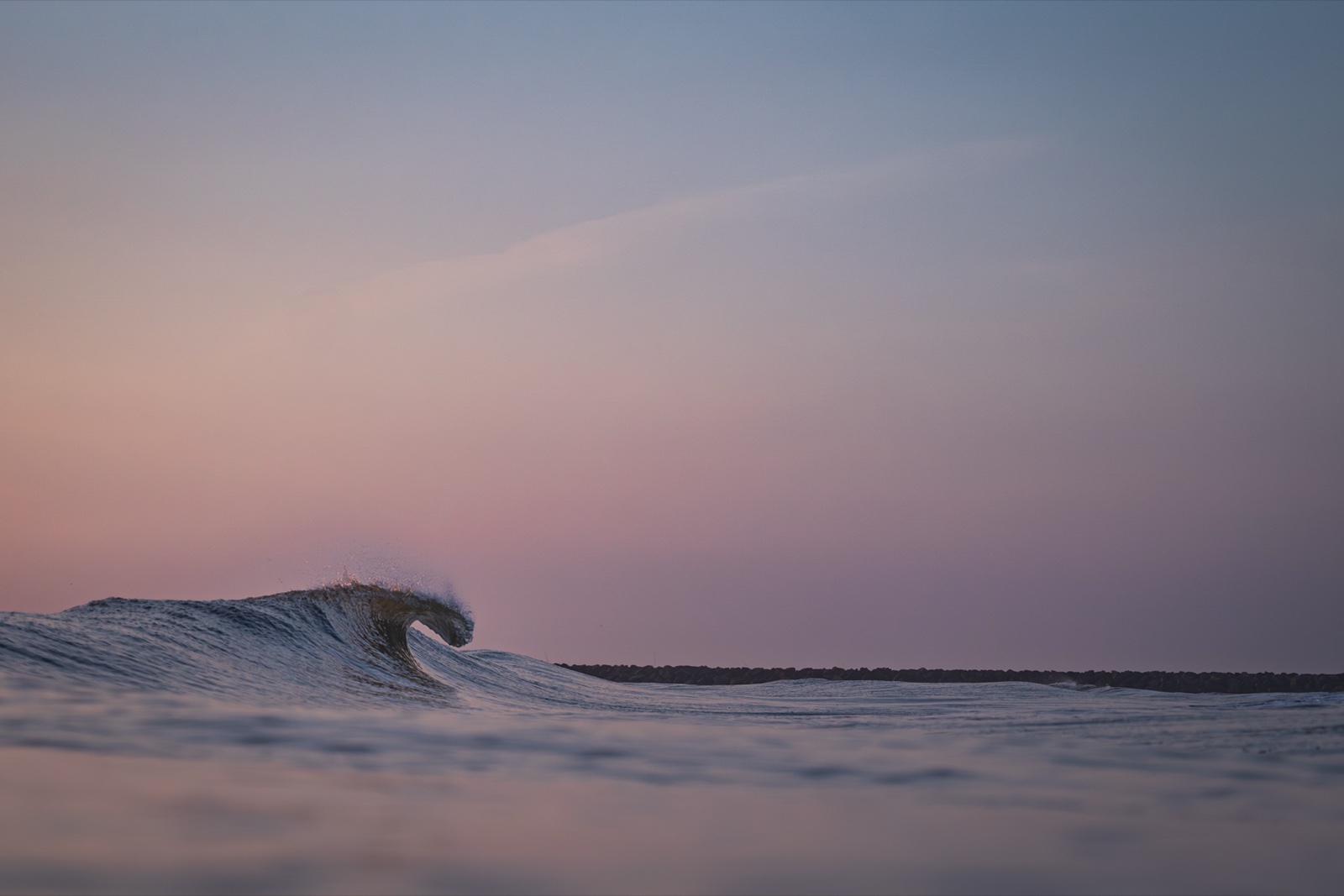 Sanfte Welle in der Abenddämmerung an der Nordsee bei Hvide Sande